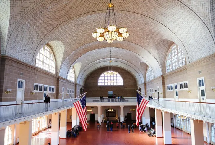 Navigating the Ups and Downs: Pros and Cons of Life in New York City